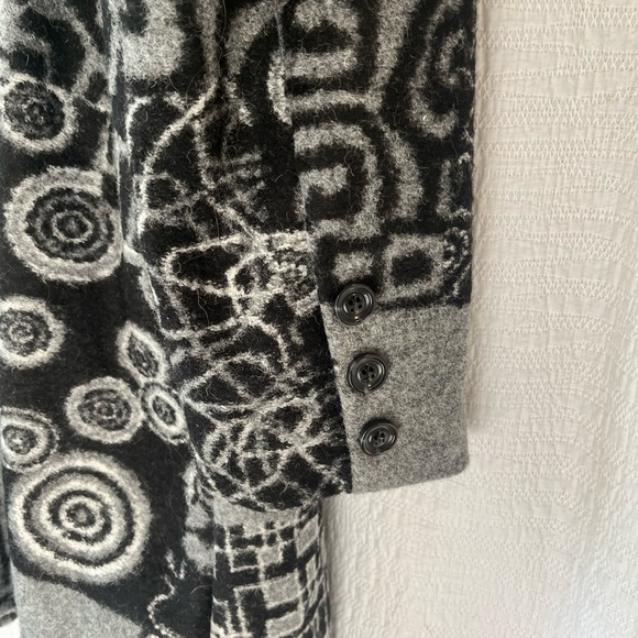 Simon Chang jacket/coat. Lightweight and warm - Picture 7 of 7